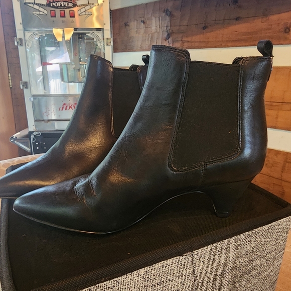 13 pairs of sandals/heels/booties. All in excellent shape. From 71/2-8 sizes. - Picture 3 of 13